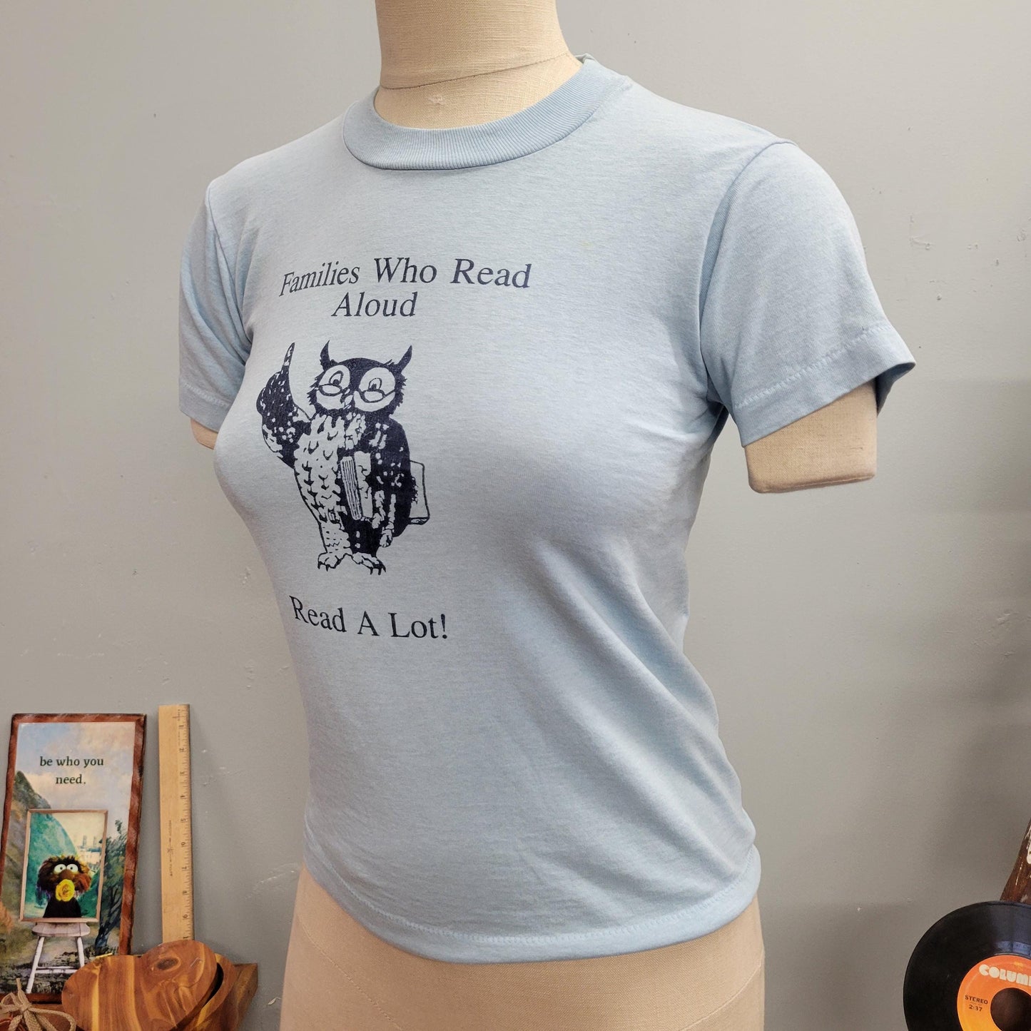 vtg 70s OWL READING TSHIRT // vintage youth large women small "families who read aloud read alot!" inspirational book worm pastel french cut