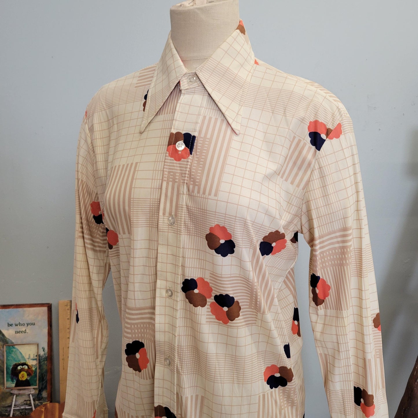 vtg 70s SILKY FLORAL BUTTONDOWN // vintage montgomery ward medium womens retro fall pop art flowers pointy collar disco hippie style blouse