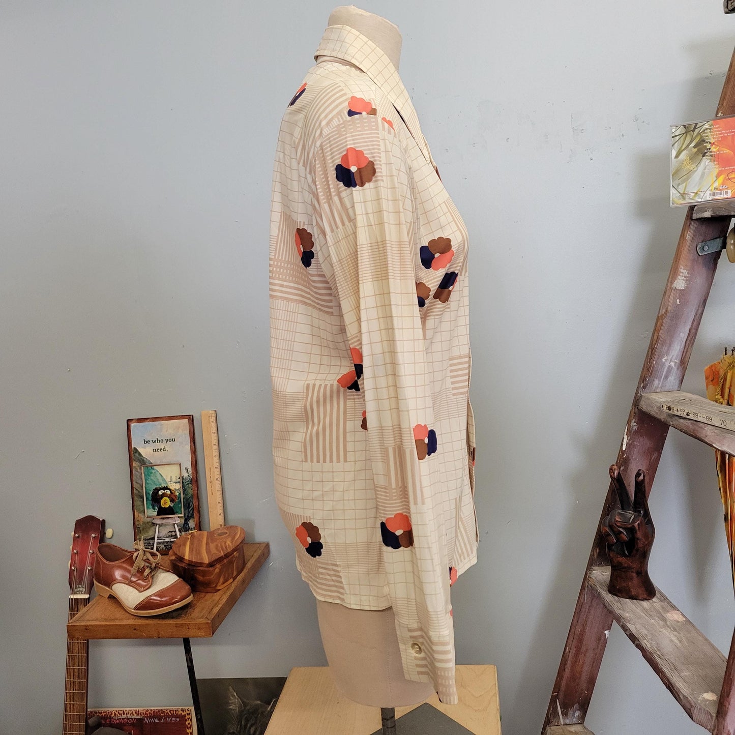 vtg 70s SILKY FLORAL BUTTONDOWN // vintage montgomery ward medium womens retro fall pop art flowers pointy collar disco hippie style blouse