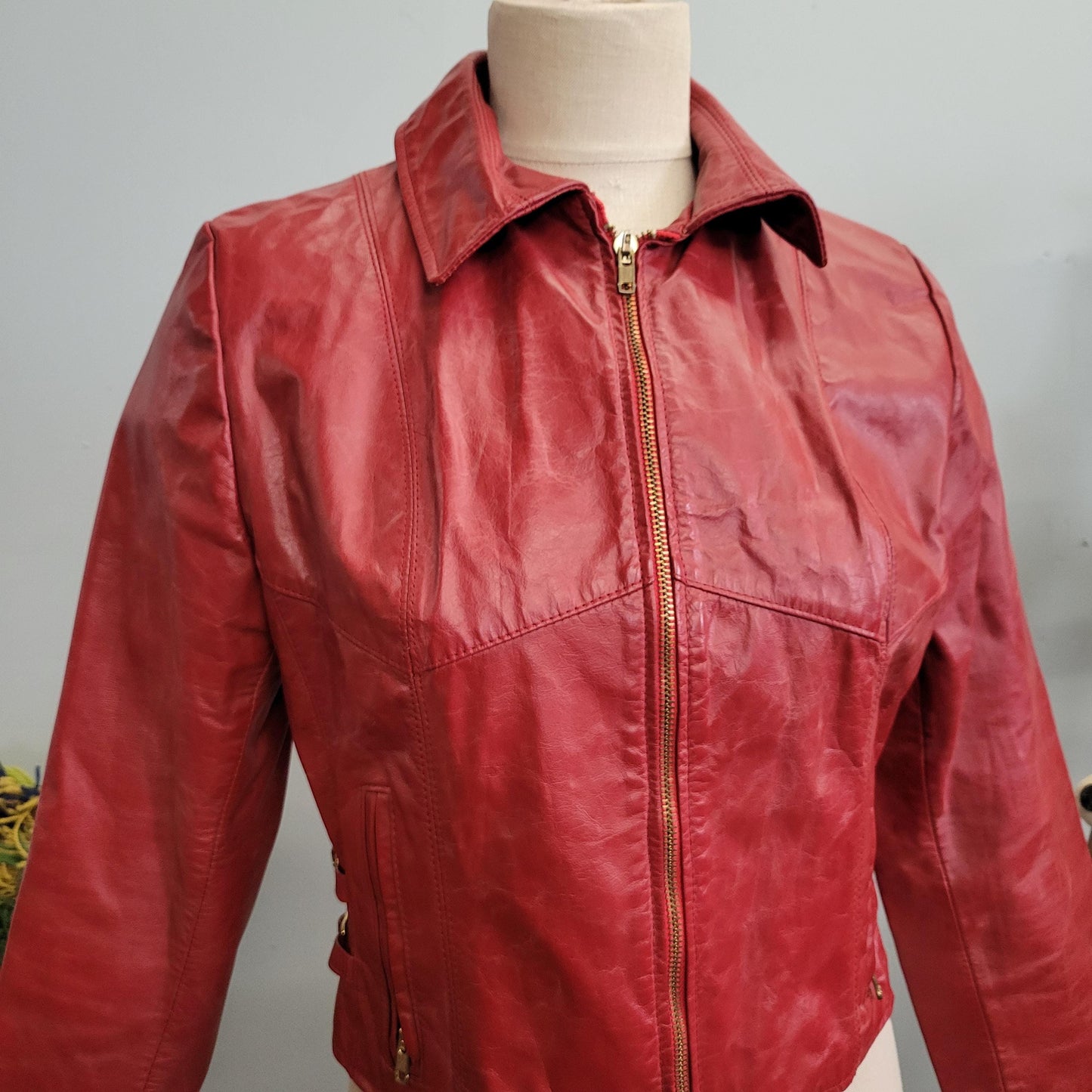 vtg 80s RED LEATHER JACKET // vintage opera size 11/12 womens medium cropped collared stylish retro zu]ip up moto biker rocker autumn winter