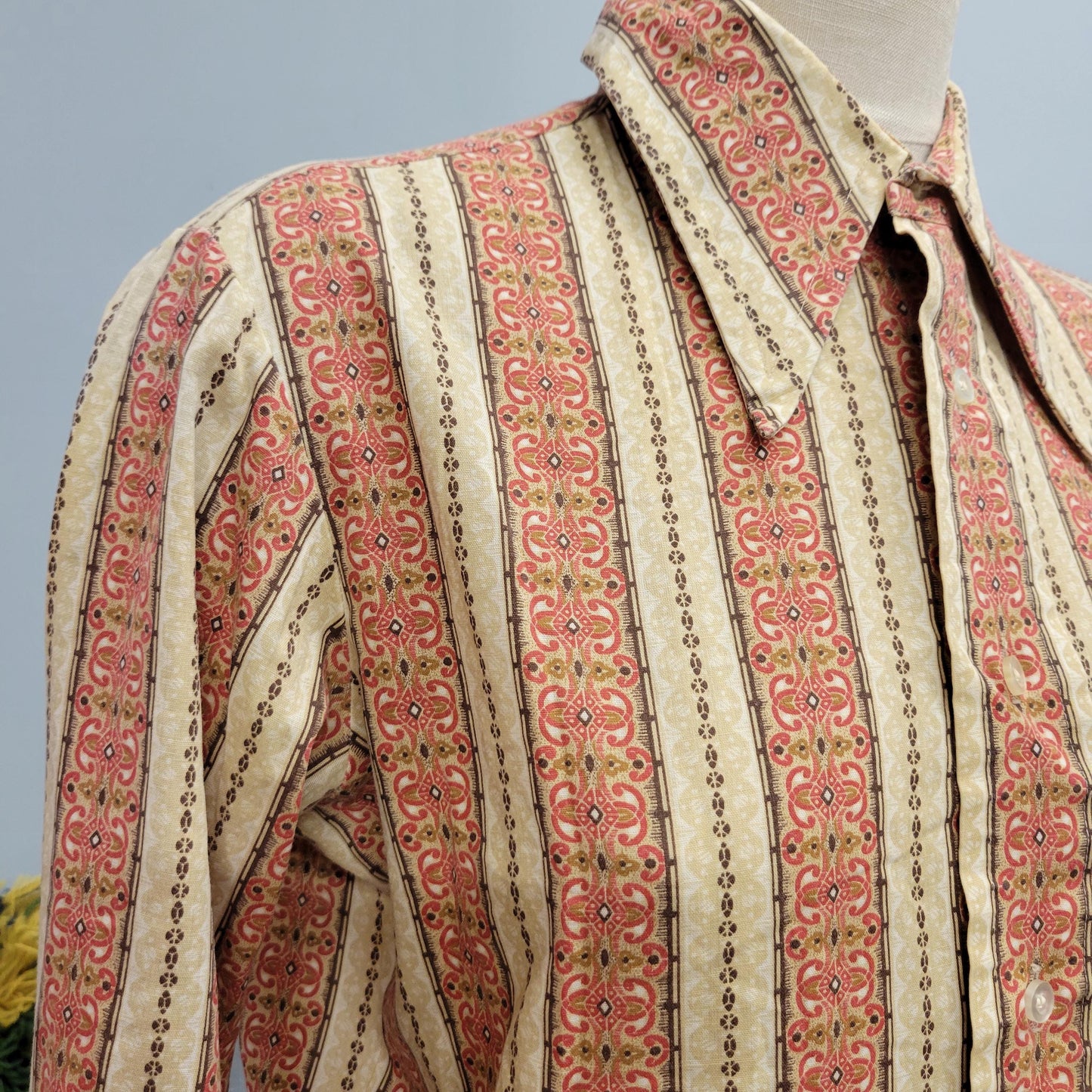 vtg 70s PATTERNED BUTTON DOWN  // vintage manhattan u-30 medium mens psychedelic pointy collar retro hippie western disco dress shirt blouse