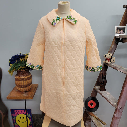 vtg 60s PINK EMBROIDERED ROBE // vintage J.C. Penney 18 women’s pastel embroidered quilted loungewear bed jacket house coat fancy pajamas