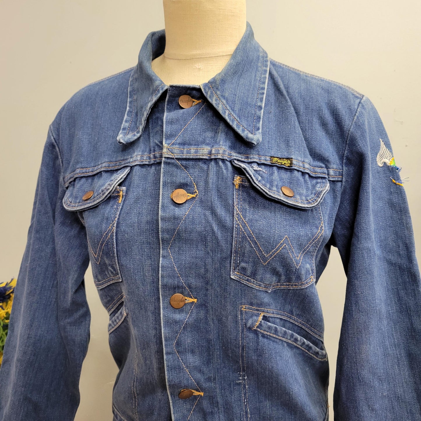 vtg 70s WRANGLER DENIM JACKET // vintage wrangler 40 126PW patches soft worn no fault denim snap pockets mens hippie western jean jacket