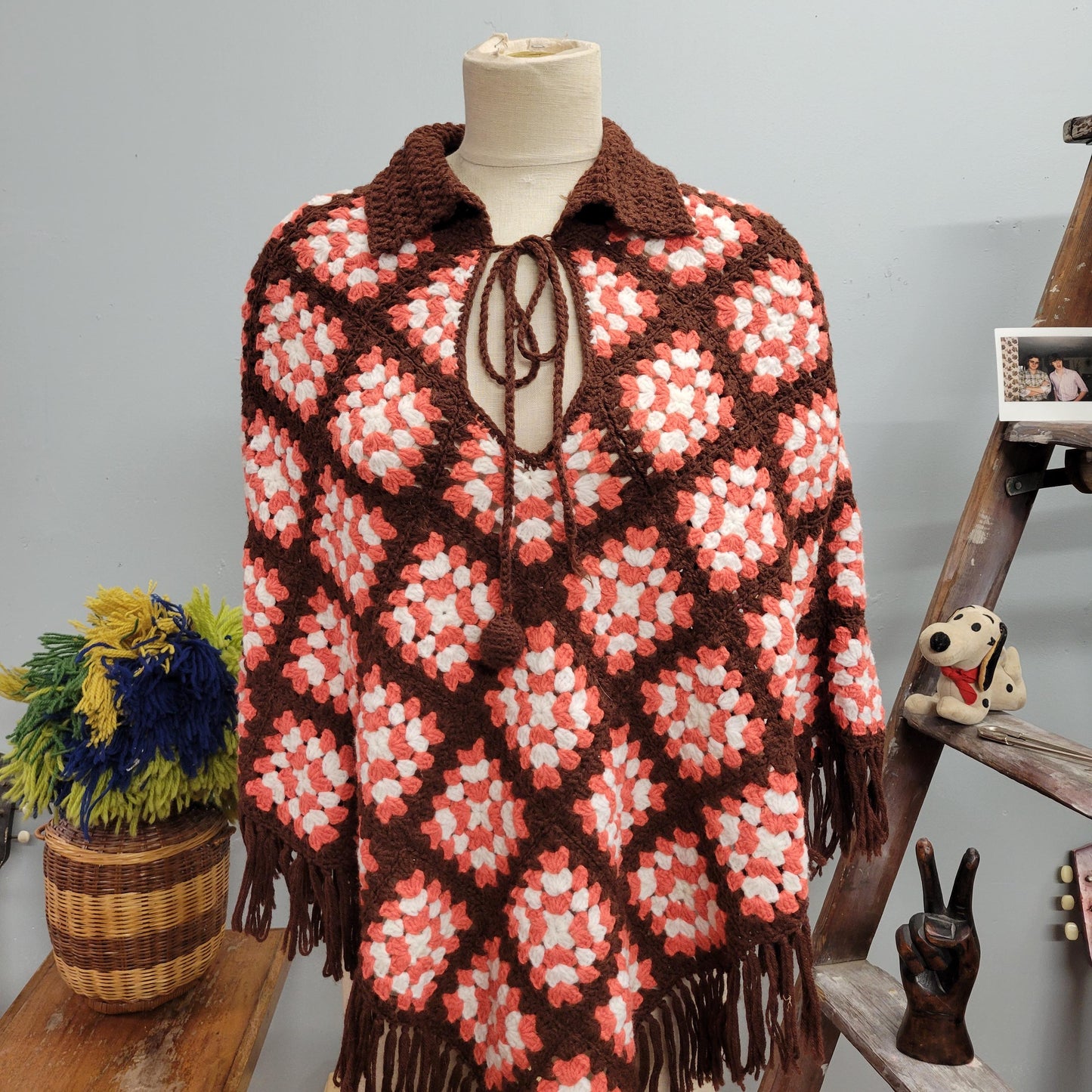 vtg 70s KNIT FRINGE PONCHO / vintage granny squares crochet fall fashion one size blanket jacket afghan shaggy hippie mod retro autumn style