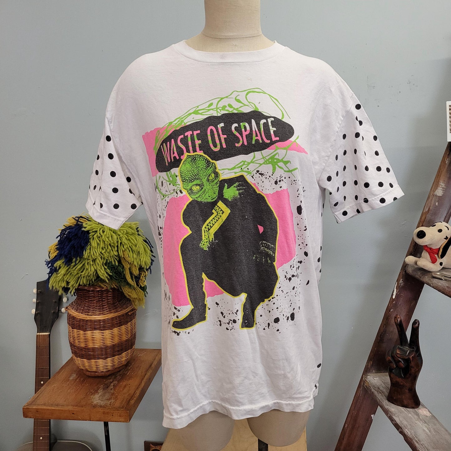 vtg 90s WASTE OF SPACE tshirt // vintage funky green alien teenage bored teenager graphic tee large all over print retro grunge polka dots