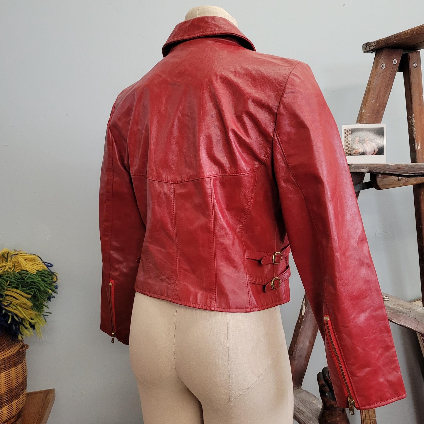 vtg 80s RED LEATHER JACKET // vintage opera size 11/12 womens medium cropped collared stylish retro zu]ip up moto biker rocker autumn winter